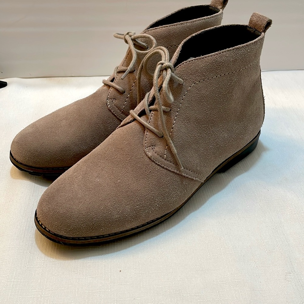 White Mountain Ladies Suede Shoes Sz 9 “Preowned “